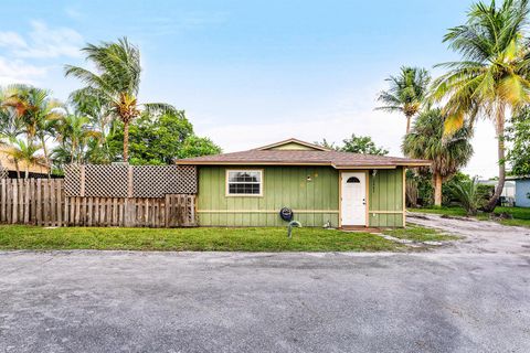 2907 Apalachee Road Palm Springs FL 33406