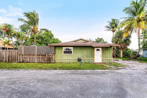 2907 Apalachee Road Palm Springs FL 33406