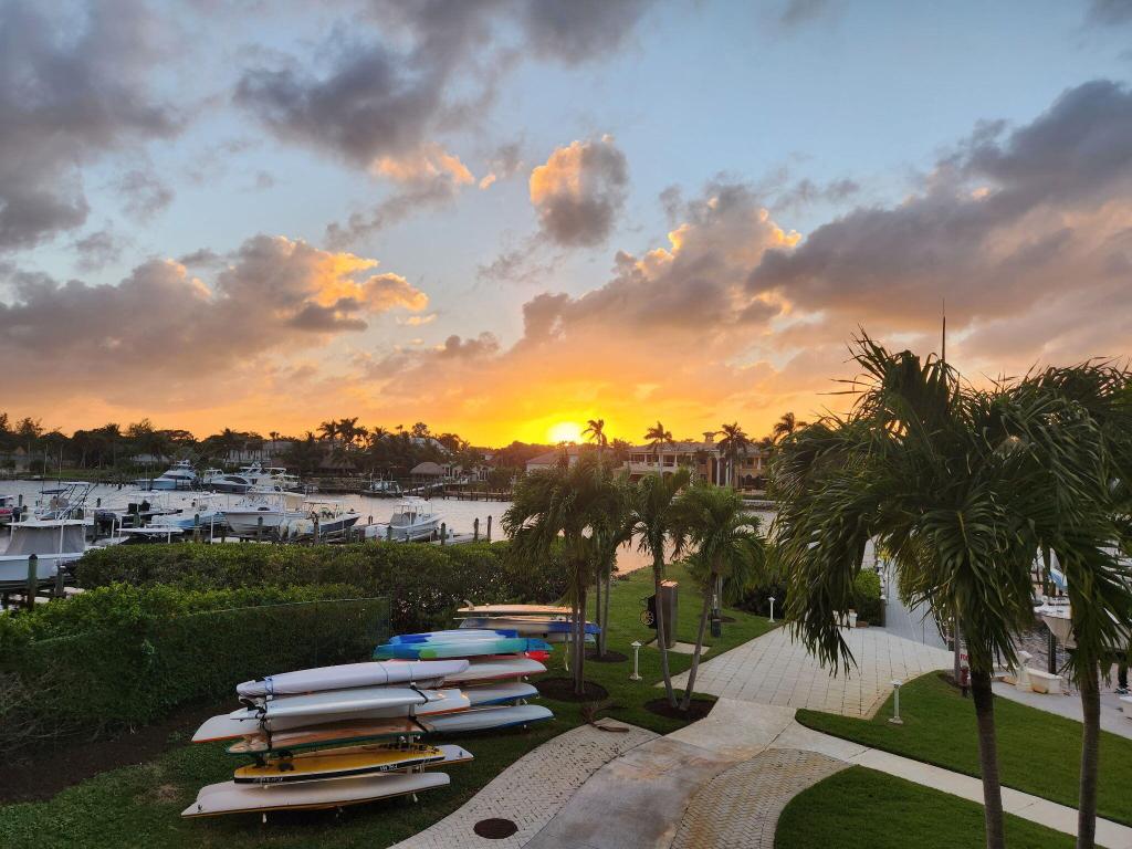 621 Bay Colony Drive S