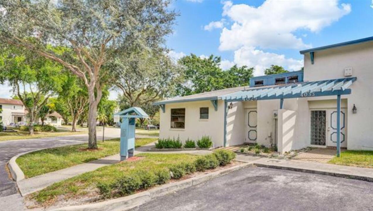 Spacious 3bed/2 bathroom. Pool & community clubhouse available. Spacious Patio, close to near by main highways and shopping centers.