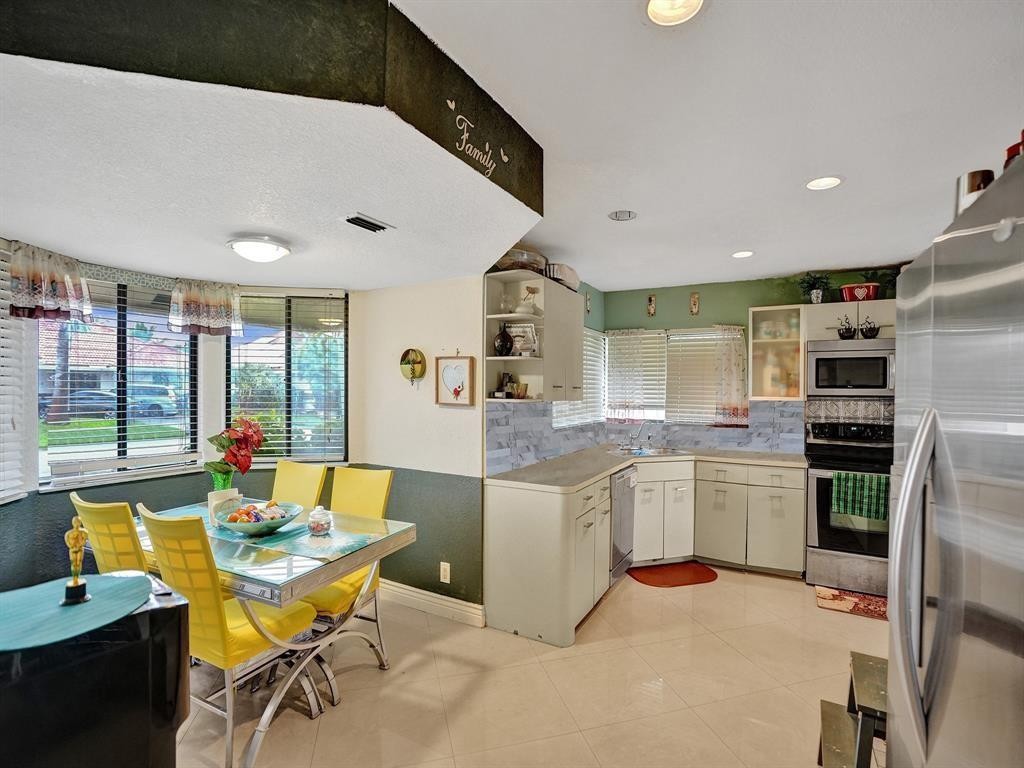 Banyan Club 87-37 B - Residential