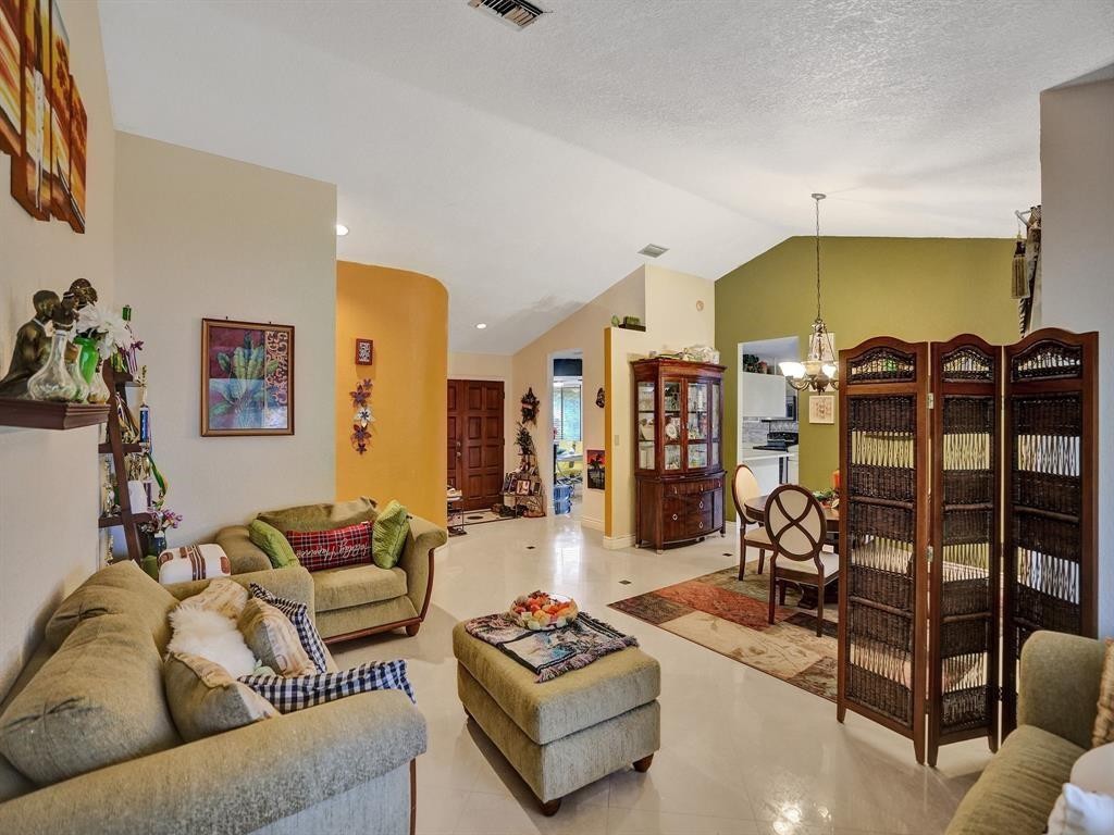 Banyan Club 87-37 B - Residential