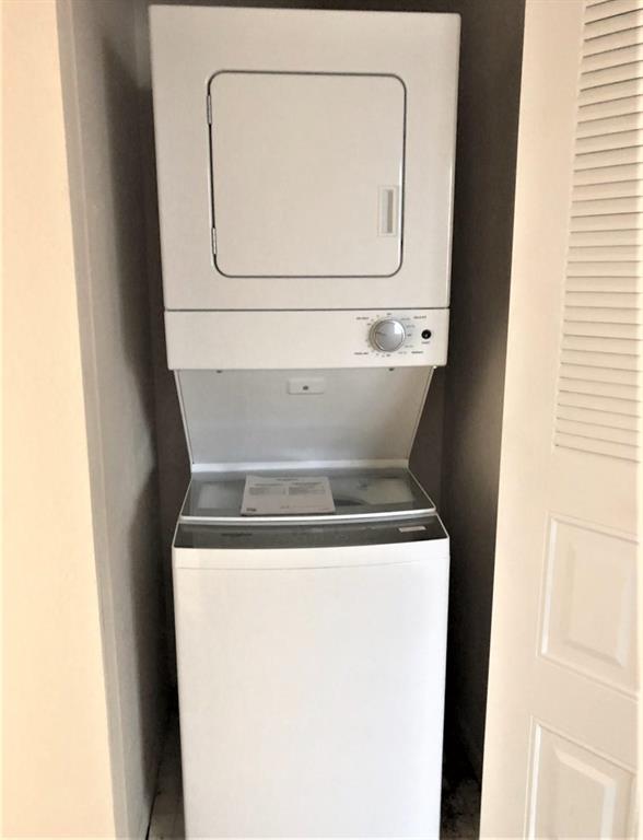 MIDPORT PLACE I, A CONDOMINIUM - Residential Lease