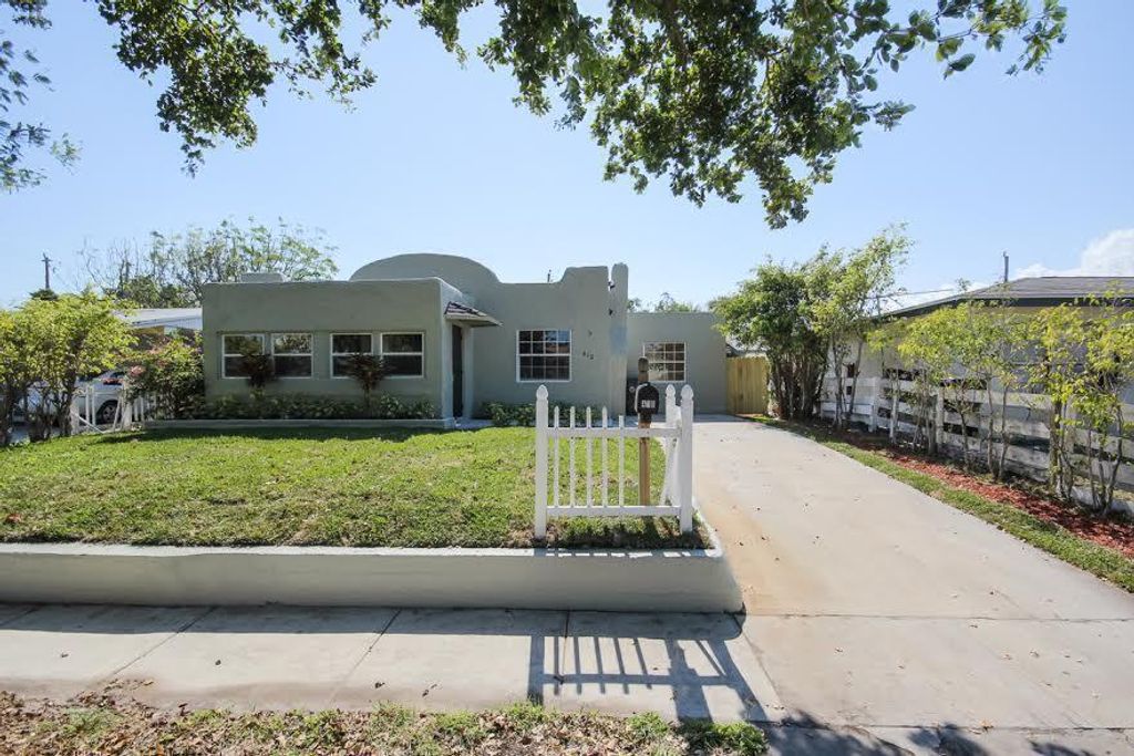Photo of 410 Franklin Road, West Palm Beach, FL 33405 (MLS # B26029704)