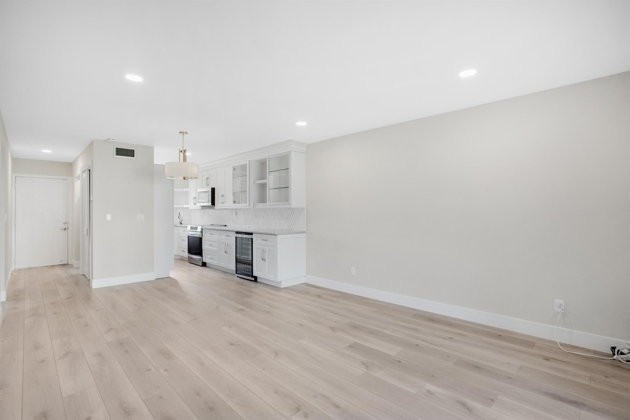THE LITTLE CLUB CONDO - Residential Lease