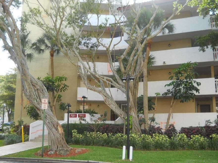 Quite 1 bedroom 1 bath condo unit in Environ at Inverrary. Gated complex with plenty of amenities to enjoy. Unit features spacious living and bedroom leading to balcony. Community offers pool, clubhouse, tennis courts and more. Conveniently located close to shopping and expressways. This is a Fannie mae HomePath property.