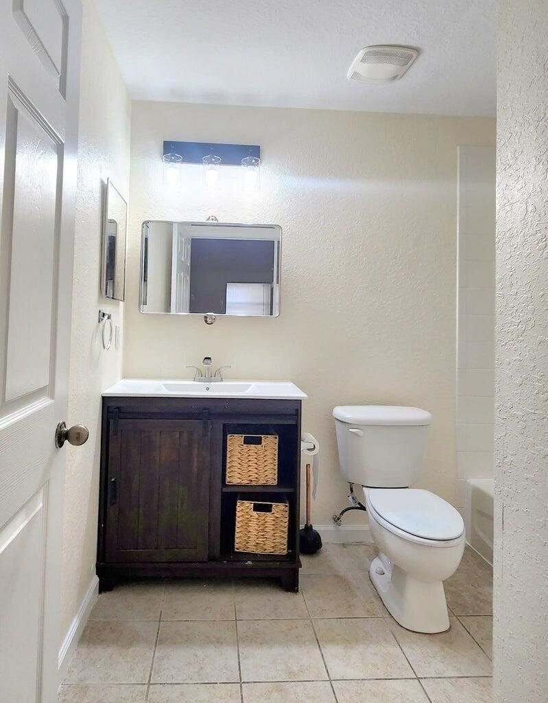 FOREST HILL VILLAS GARDEN - Residential Lease