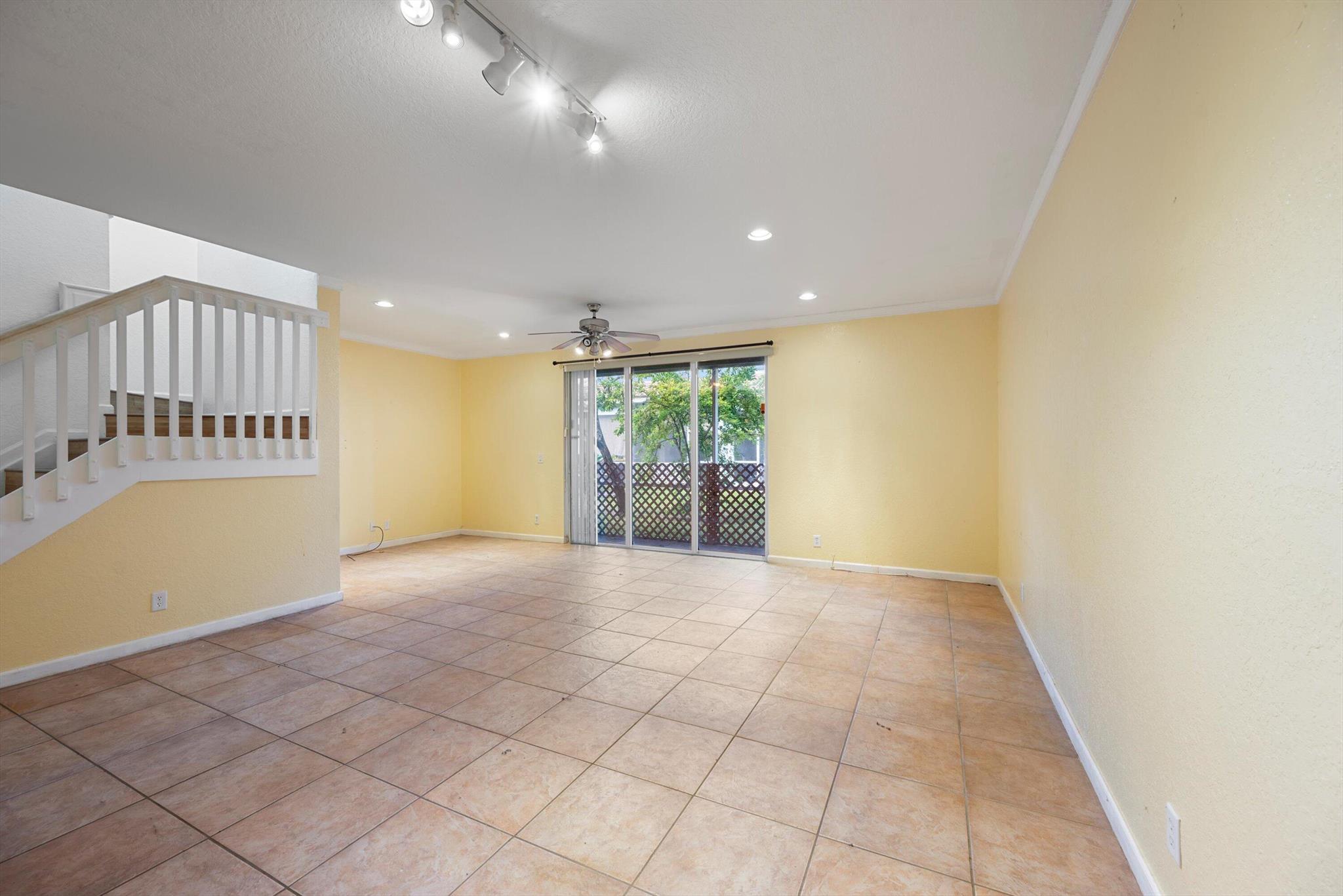 2068 Oakhurst Way