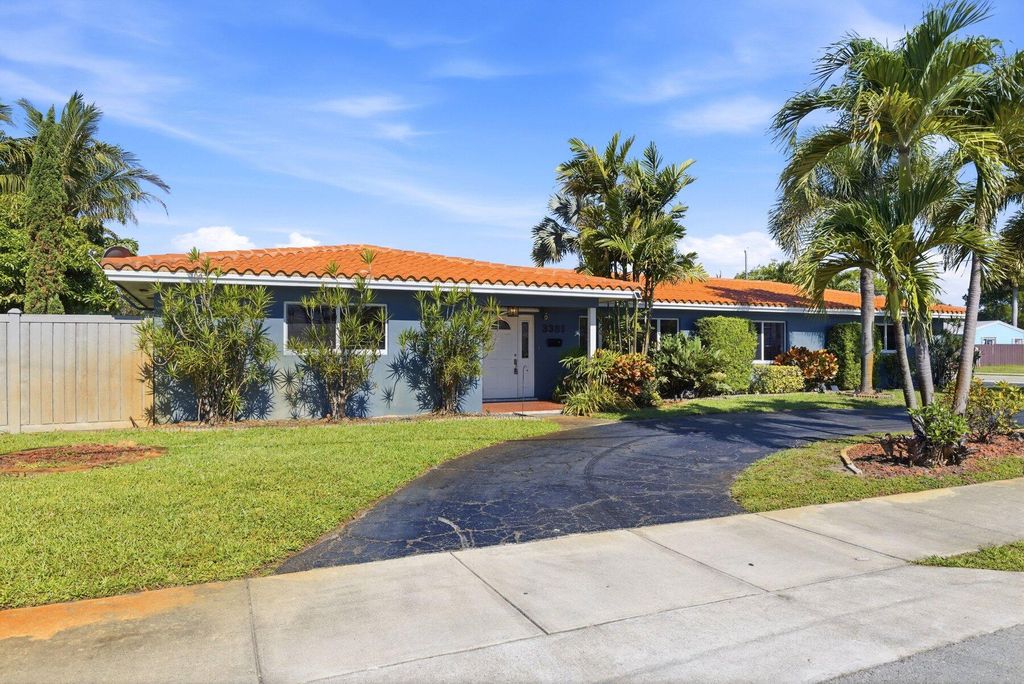 Photo of 3381 NE 8th Avenue, Oakland Park, FL 33334 (MLS # B26027608)