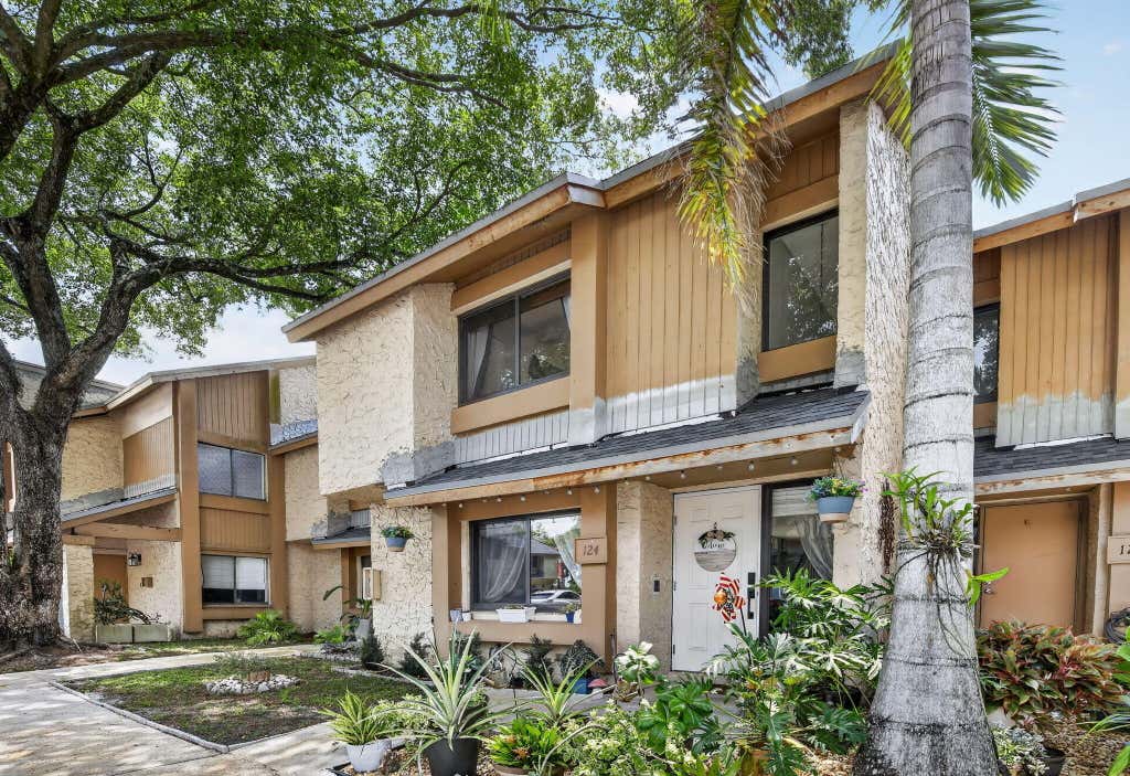 Photo of 124 Wimbledon Lake Drive, Plantation, FL 33324 (MLS # B26042528)