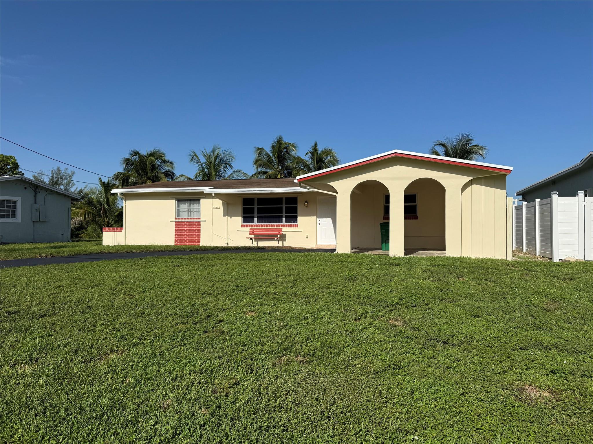 Stirling Lake front single family home, 3 bedrooms and 2 bathroom, tile throughout the home. Cen. a/c. newer water heather. large size laundry room. ext family room over look the lake. perfect for 1st time buyer. parking lot for up to 5 cars. NO HOA. Easy to show. sell as is.