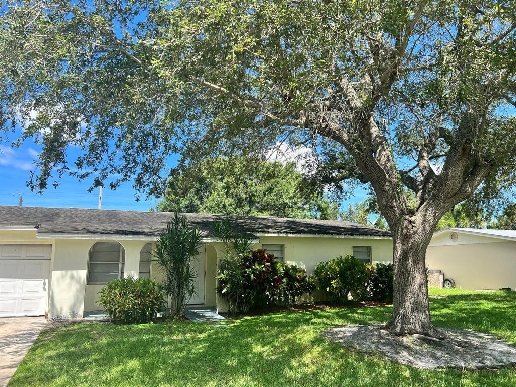 Photo of 2617 S 28th Street, Fort Pierce, FL 34981 (MLS # R11131836)