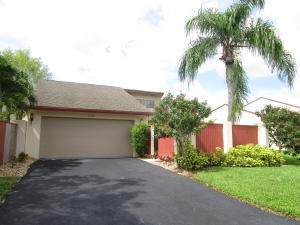 Immaculate seasonal rental. 2/2 with large florida room with view of water.Kitchen has granite counters, stainless applicances and looks out to landscaped courtyard. Furnished beautifully.