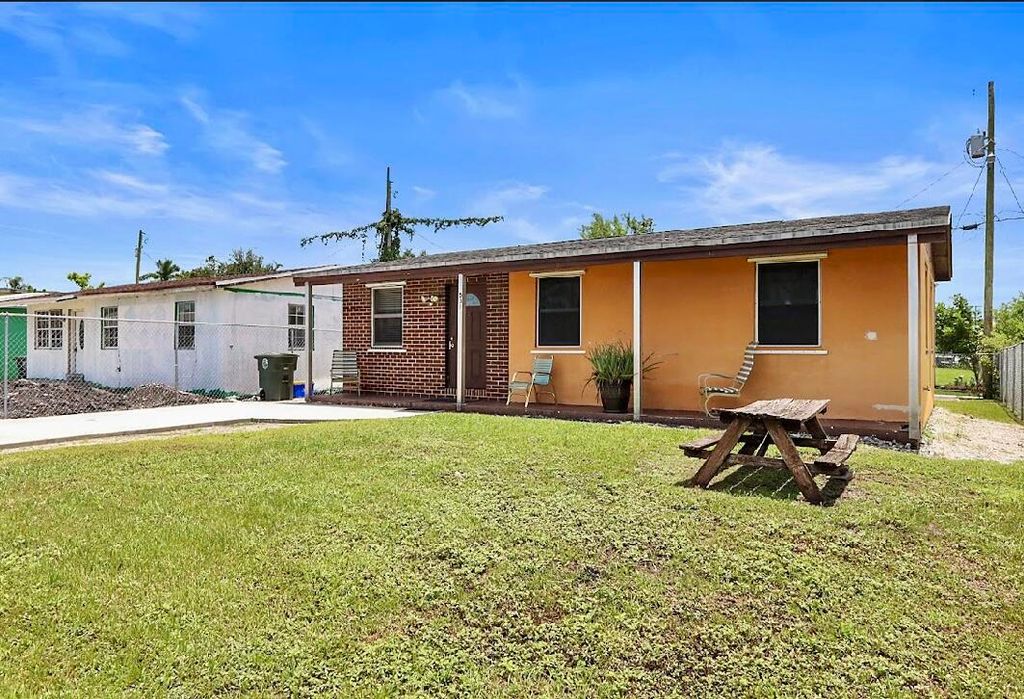 Photo of 531 SW 4th St, Belle Glade, FL 33430 (MLS # R11109362)