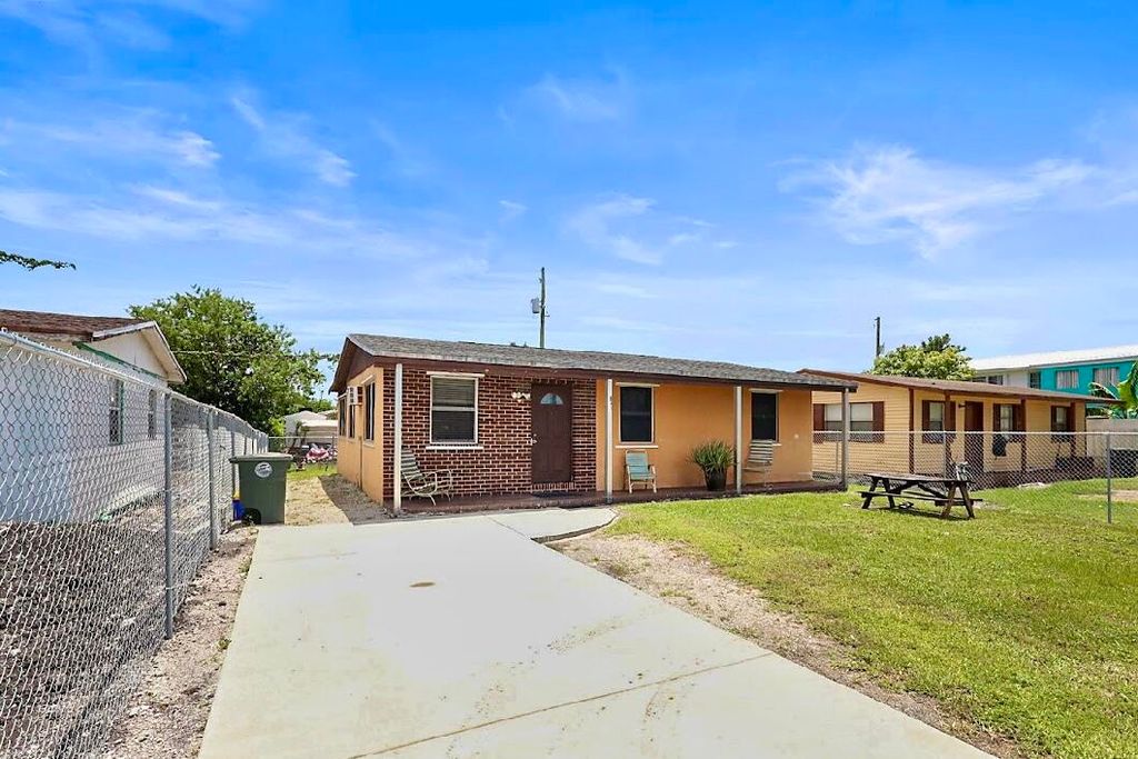 Photo of 531 SW 4th St, Belle Glade, FL 33430 (MLS # R11109362)