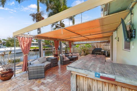Tiny photo for 101 SE 14th Street, Pompano Beach, FL 33060 (MLS # B26022680)
