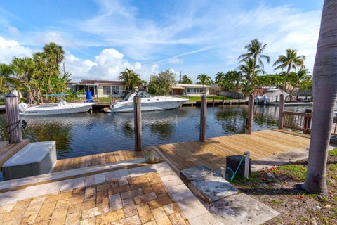 Tiny photo for 101 SE 14th Street, Pompano Beach, FL 33060 (MLS # B26022680)