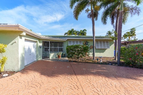 Tiny photo for 101 SE 14th Street, Pompano Beach, FL 33060 (MLS # B26022680)