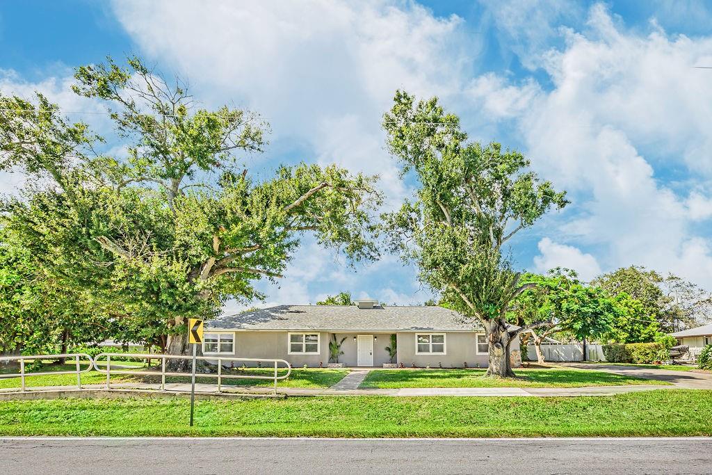 300 Riomar Dr