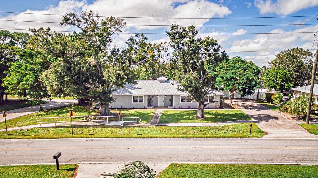 300 Riomar Dr