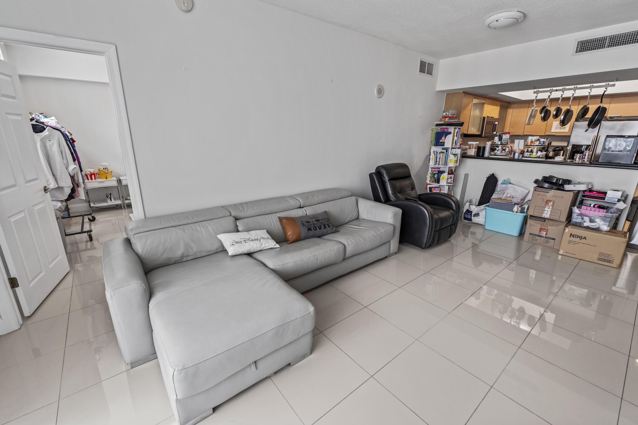 HOLLYWOOD STATION RES CONDO - Residential