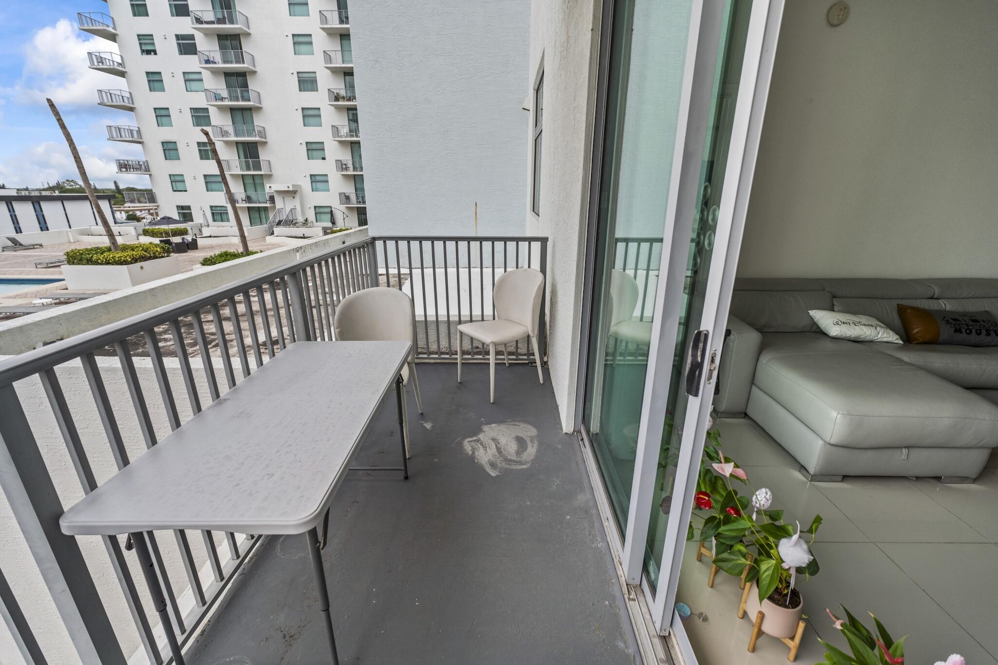 HOLLYWOOD STATION RES CONDO - Residential