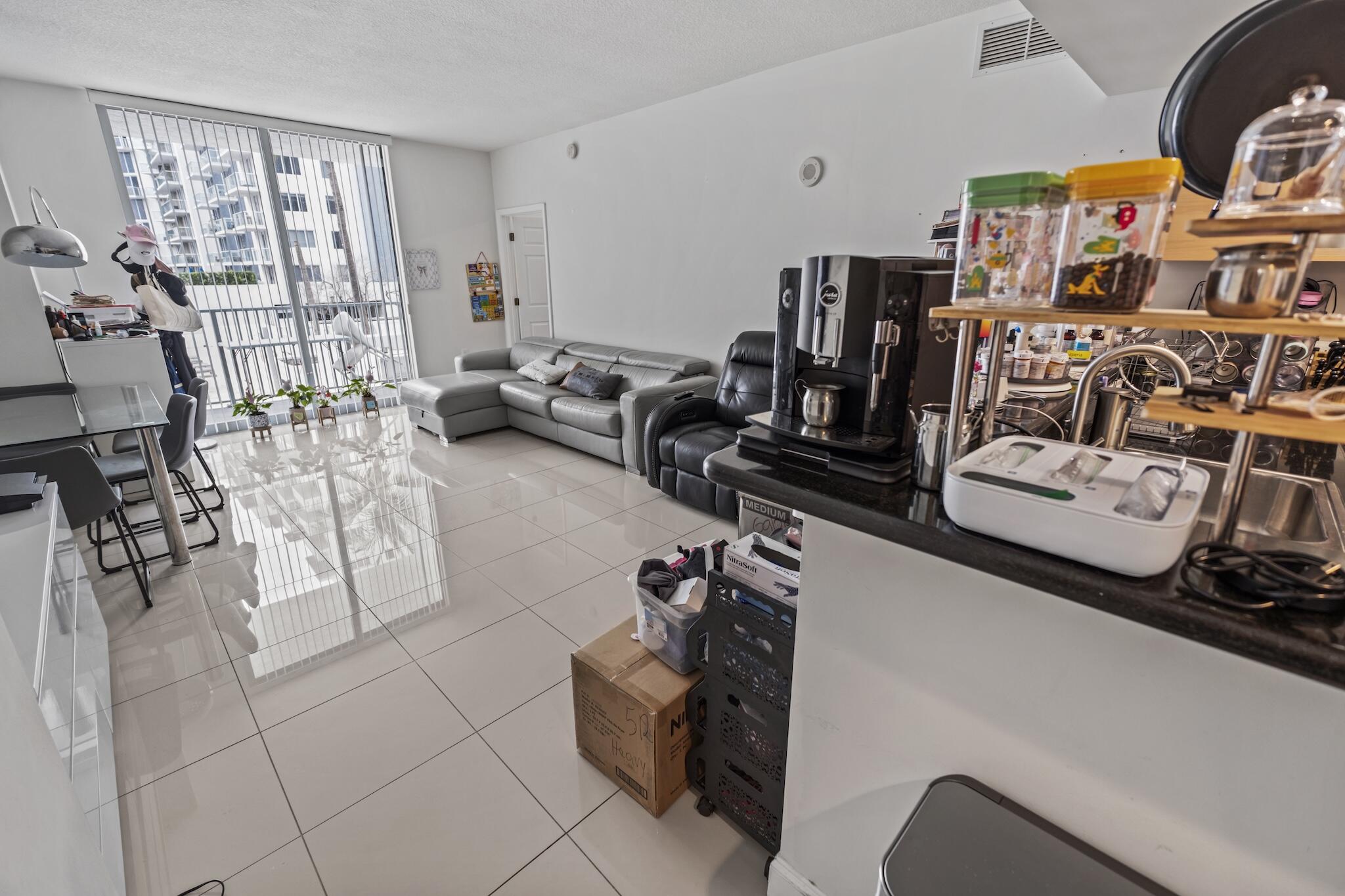 HOLLYWOOD STATION RES CONDO - Residential