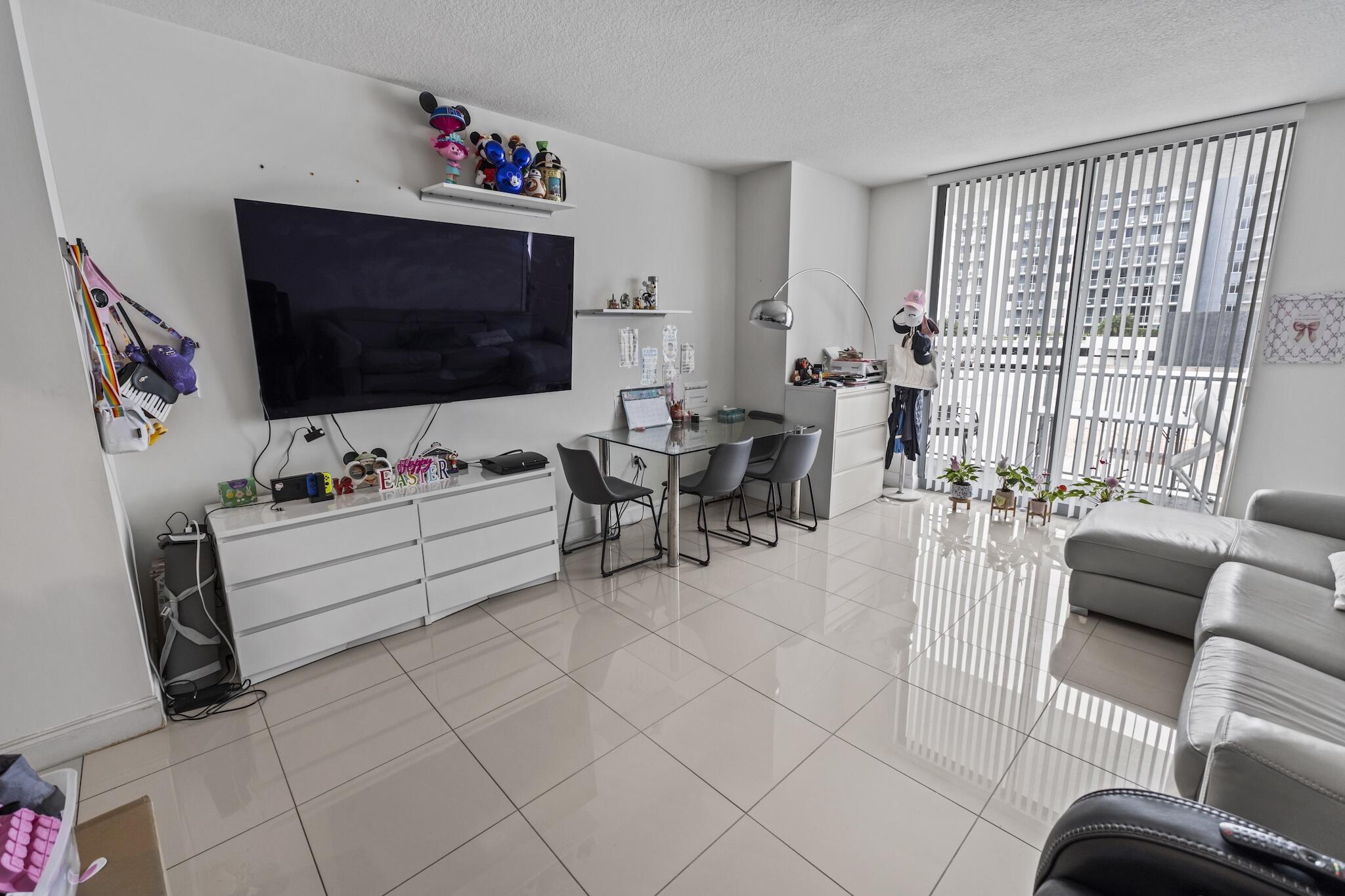 HOLLYWOOD STATION RES CONDO - Residential