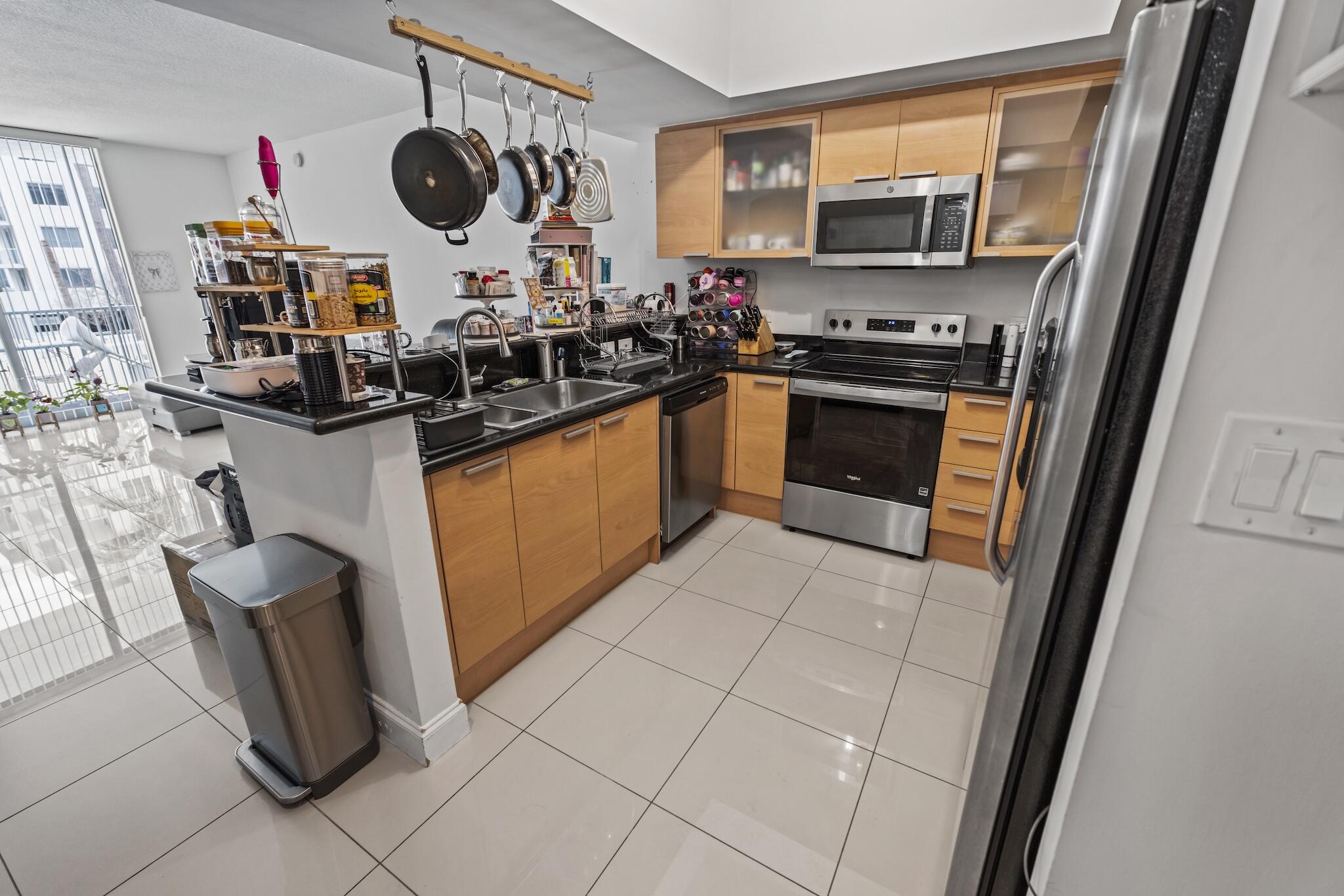 HOLLYWOOD STATION RES CONDO - Residential