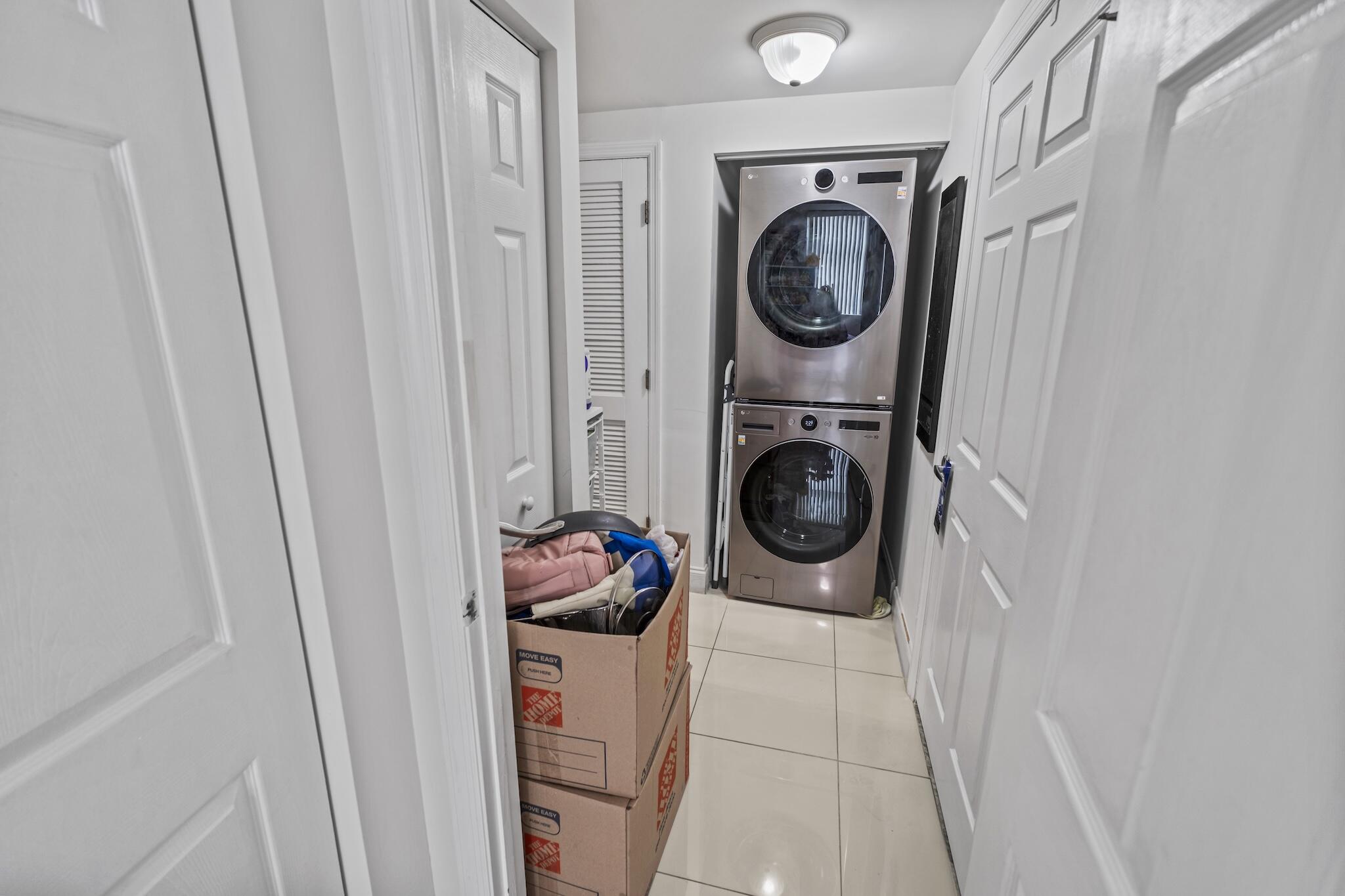 HOLLYWOOD STATION RES CONDO - Residential