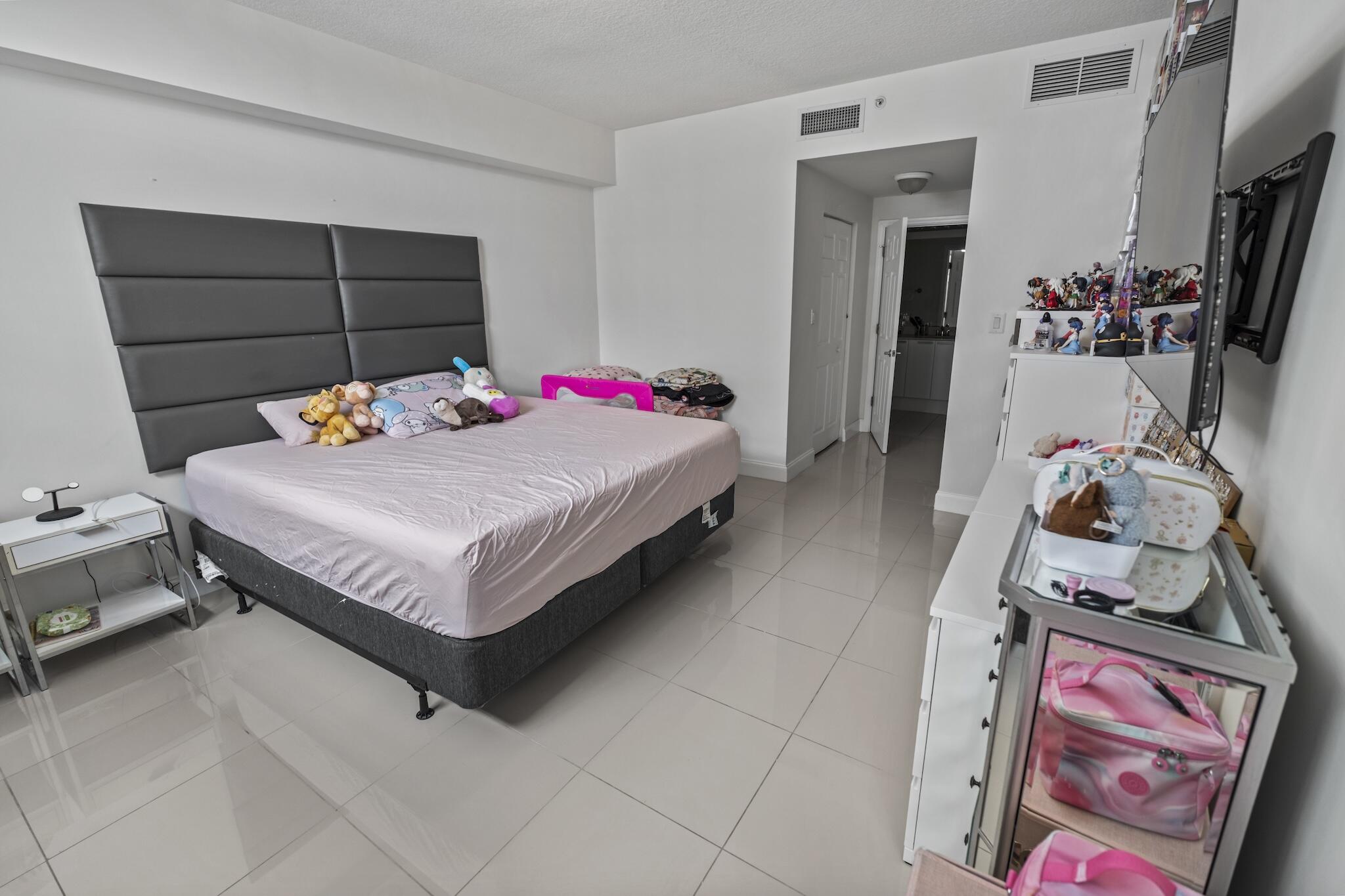 HOLLYWOOD STATION RES CONDO - Residential