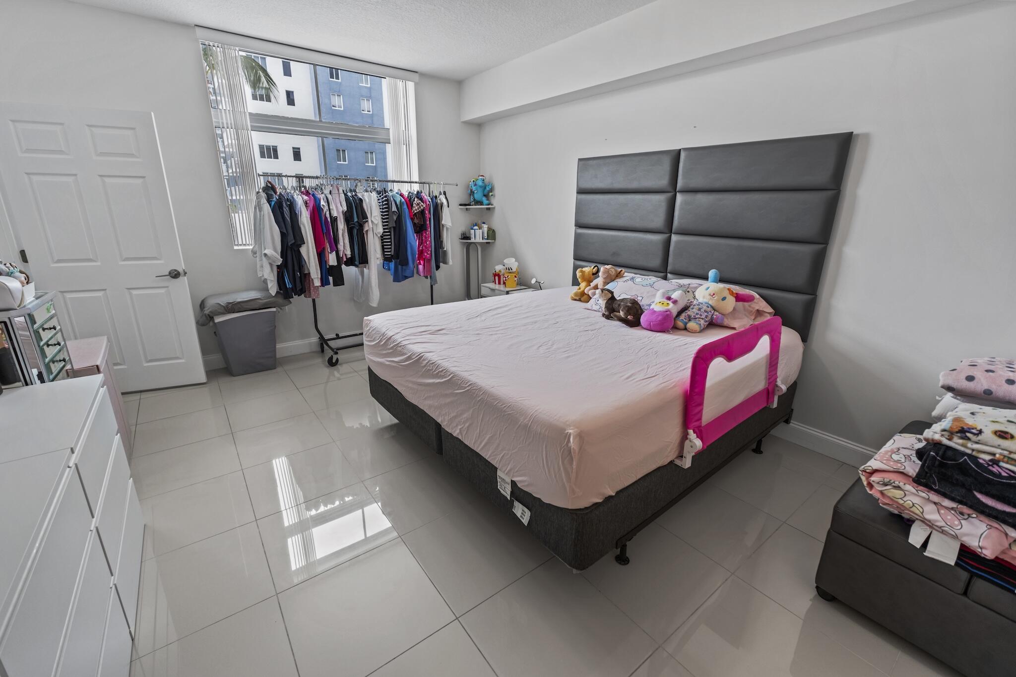 HOLLYWOOD STATION RES CONDO - Residential