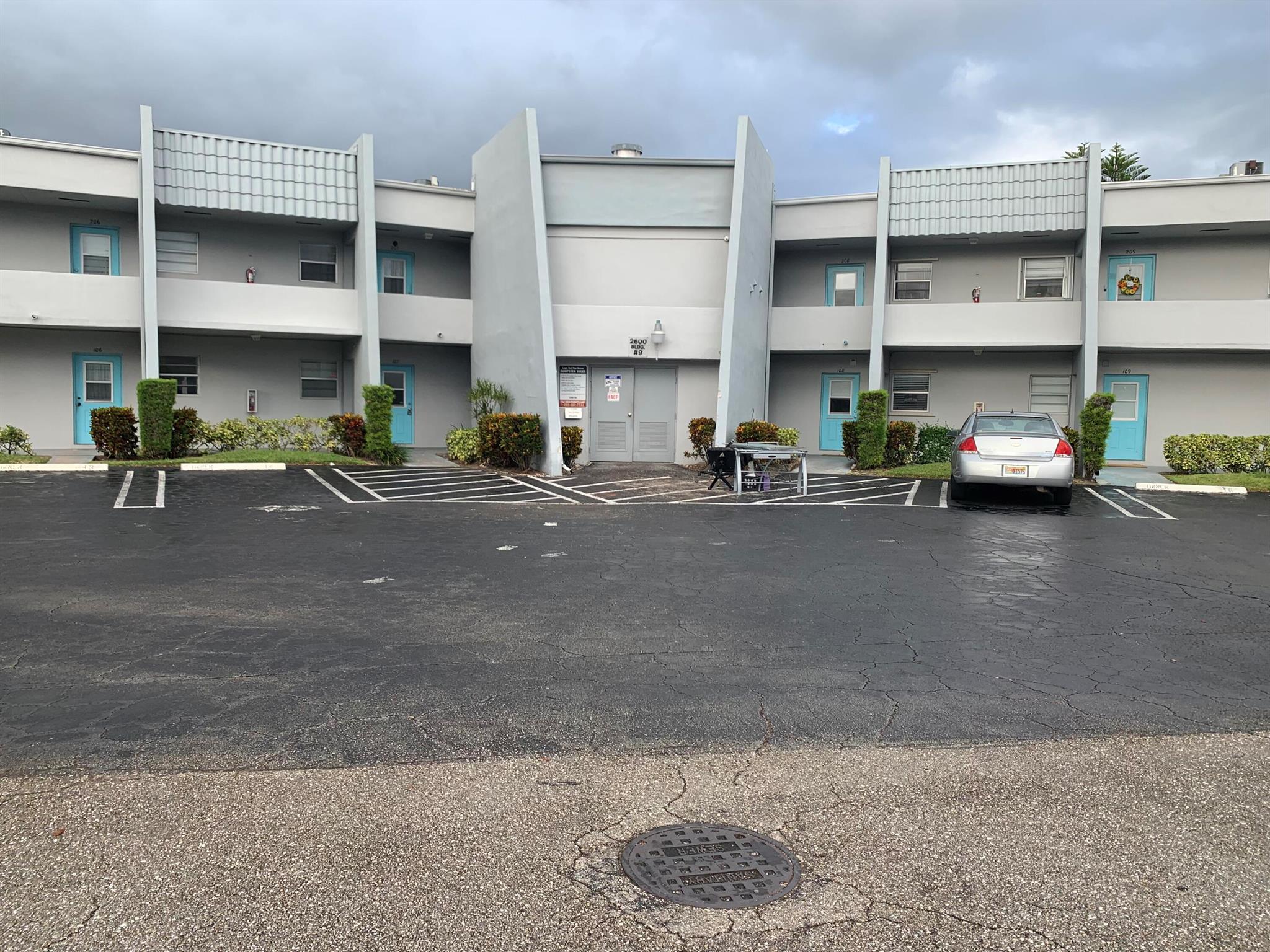 BEAUTIFUL ONE BEDROOM ONE AND A HAIF BATHROOMS LAKE FRONT APARTMENT. THIS UNIT DOES NOT HAVE ANY CARPET AND HAS AN UPGRADED KITCHEN WITH GRANITE COUNTER TOPS. THE COMMUNITY HASE 2 TENNIS COURTS AND A CLUBHOUSE WITH A POOL. THIS IS A MUST SEE,