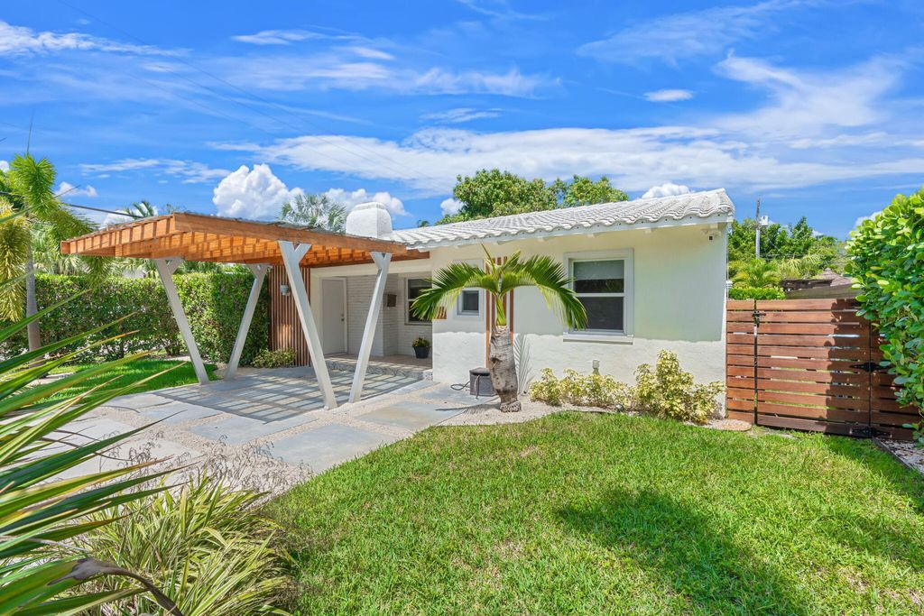 Photo of 648 NE 17th Avenue, Fort Lauderdale, FL 33304 (MLS # B26030697)
