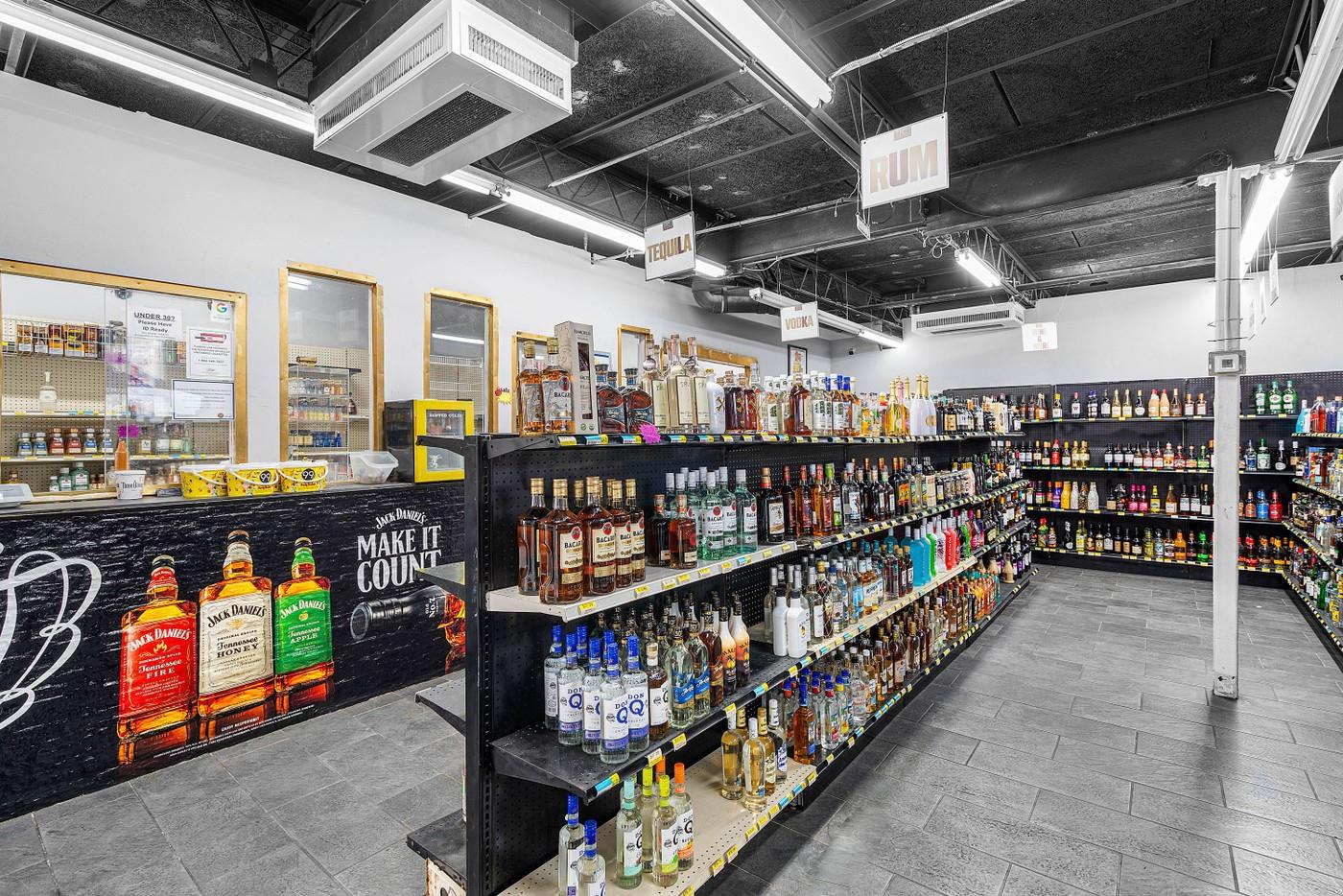 Great Opportunity! Established Turn Key Liquor Store for Sale in East Fort Lauderdale
located in a busy strip center with prime exposure. Brand-new build-out with 1,500 SQFT of space at below-market rent. Huge upside potential for a new owner to increase inventory and sales. Sale includes liquor license, inventory, POS system, computer, security cameras, coolers, brand-new shelves, and more. 5 star reviews on Google . Don’t miss out on this chance to own a fully equipped, profitable business in a high-traffic area!
Traffic count of over 39,000 cars per day!