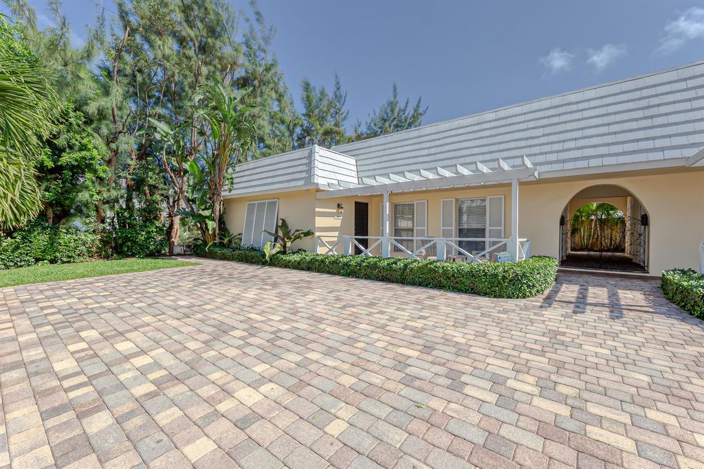 Photo of 900 NE 4th Street, Boca Raton, FL 33432 (MLS # R11049379)