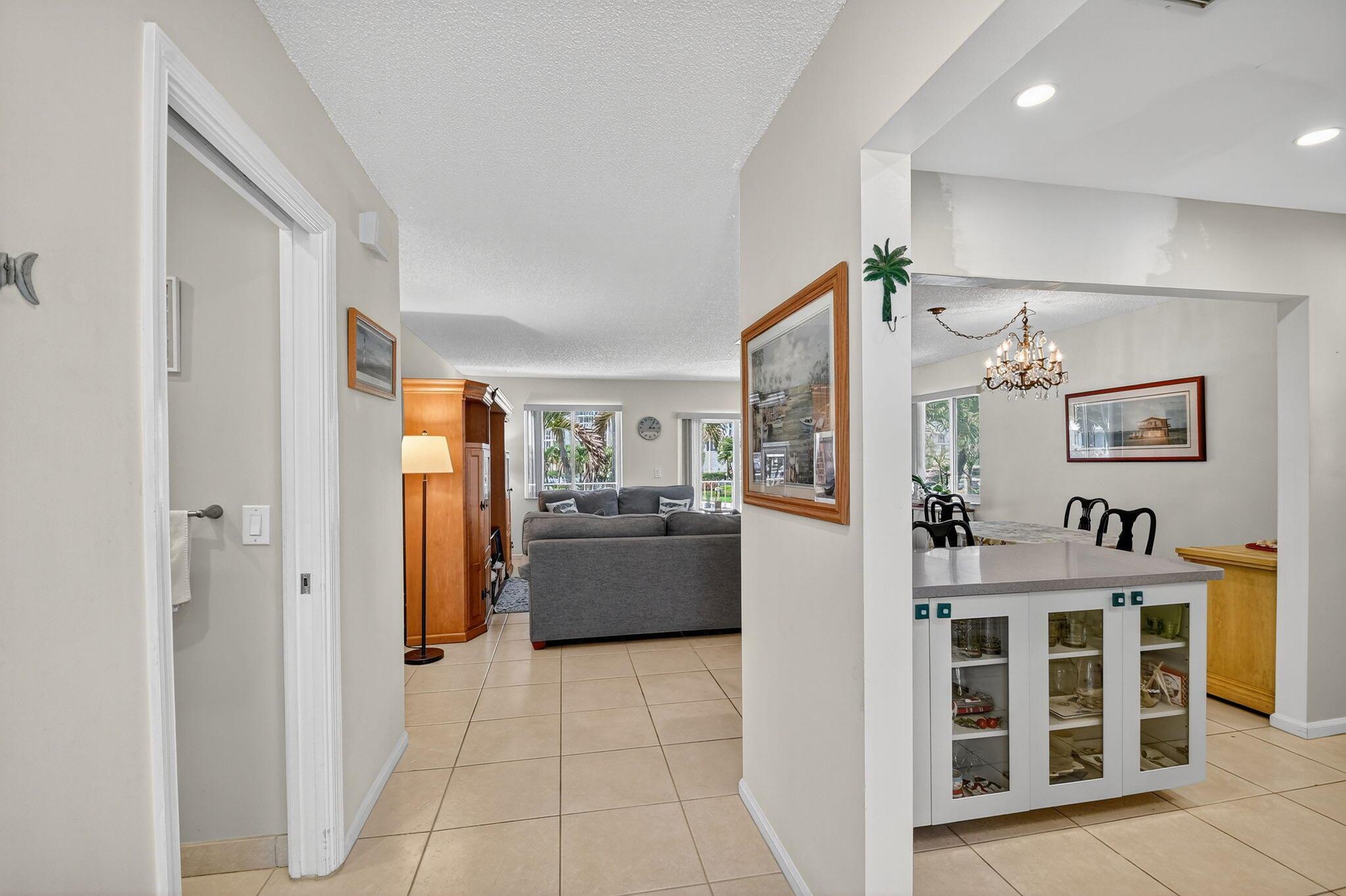 3601 S Ocean Boulevard 105, Palm Beach, FL, 33480/$325,000 2 3601 S Ocean Boulevard 105