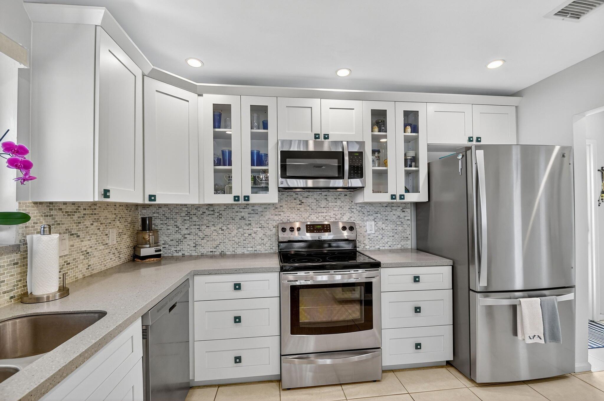3601 S Ocean Boulevard 105, Palm Beach, FL, 33480/$325,000 4 3601 S Ocean Boulevard 105