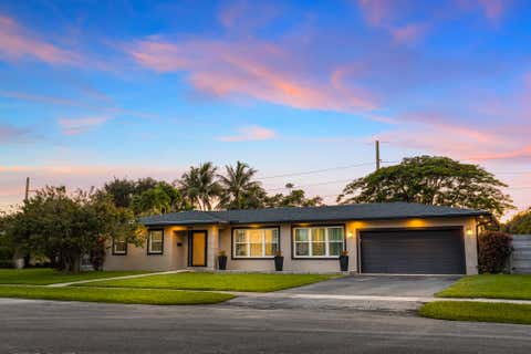 Photo of 841 NW 75TH Terrace, Plantation, FL 33317 (MLS # B26061877)