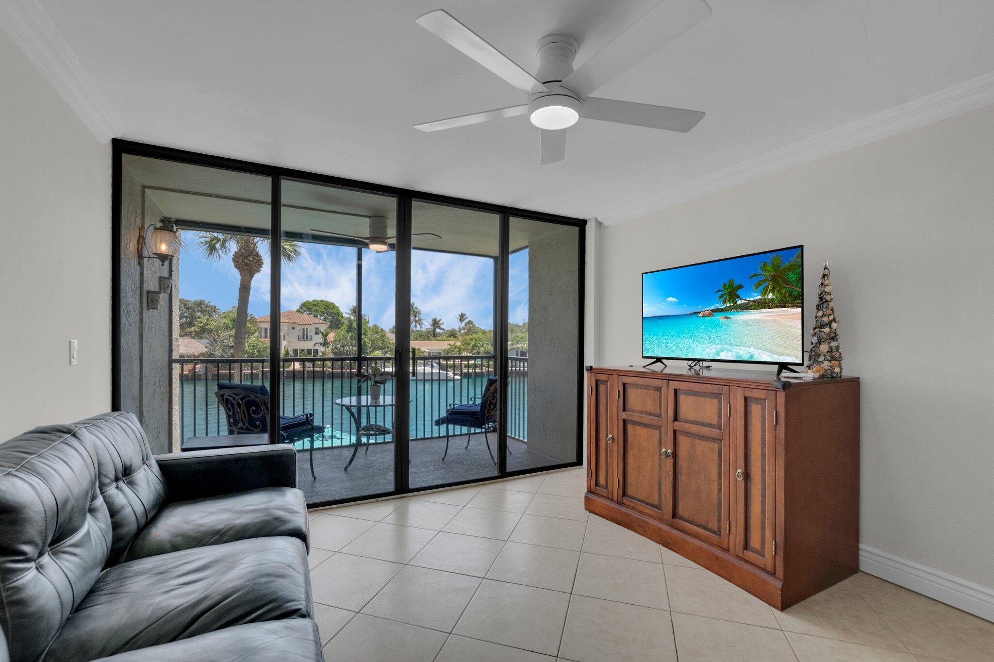 18 Royal Palm Way 206