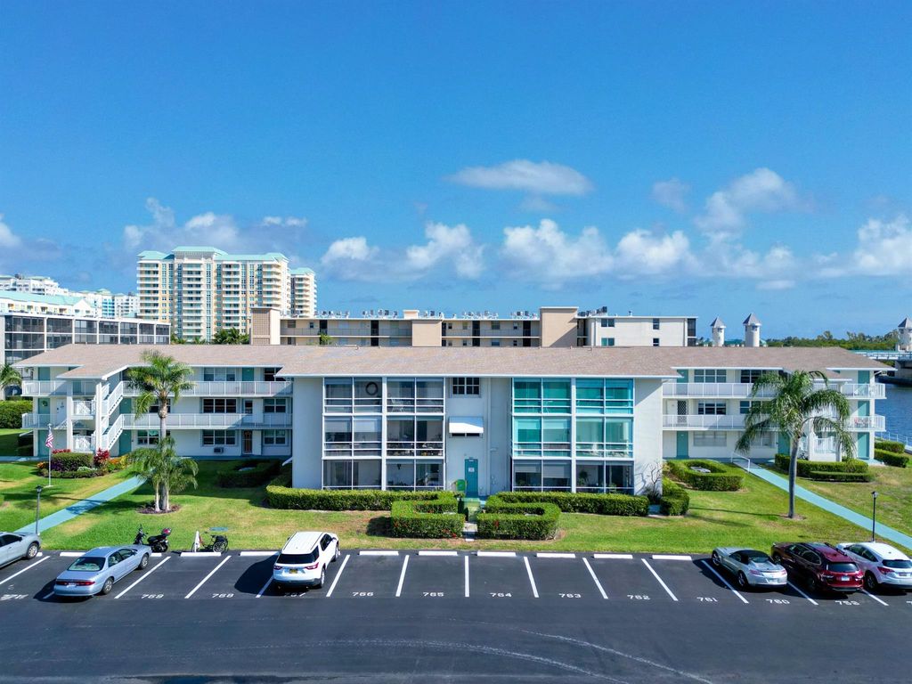 Photo of 170 Horizons E #202, Boynton Beach, FL 33435 (MLS # R11070238)