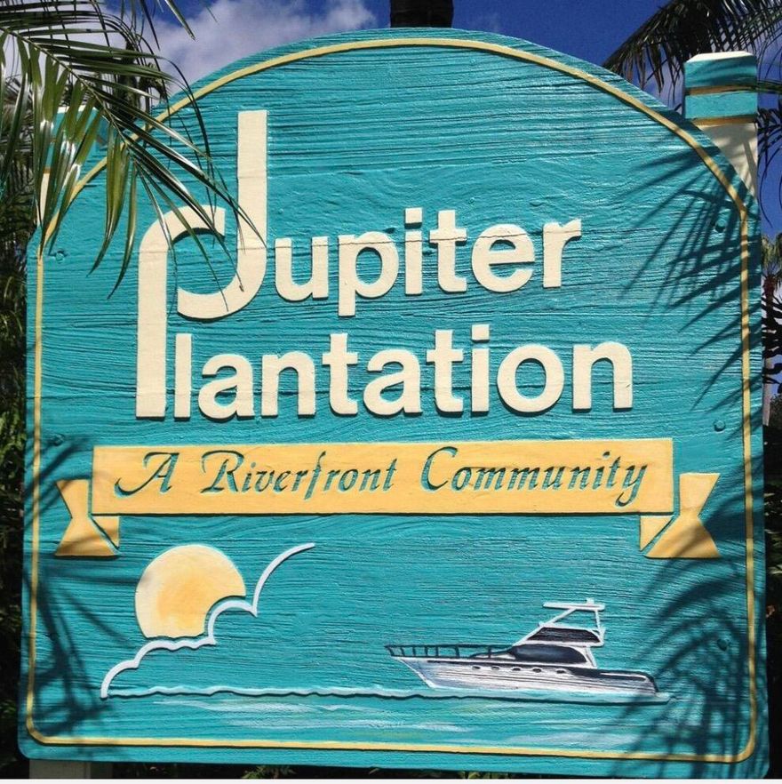 In the Heart of Jupiter, Jupiter Plantation has a swimming pool and tennis courts, dog run.  Dock slips and RV Storage Yard with a waitlist. Minutes from the beach and shops, restaurants and Maltz Jupiter Theatre. Easy access to 1-95 and the Turnpike and 40 minutes to PBI Airport.  This townhome is a  ''fixer-upper'' with tons of potential.
It's a great opportunity to live in or as a Rental.