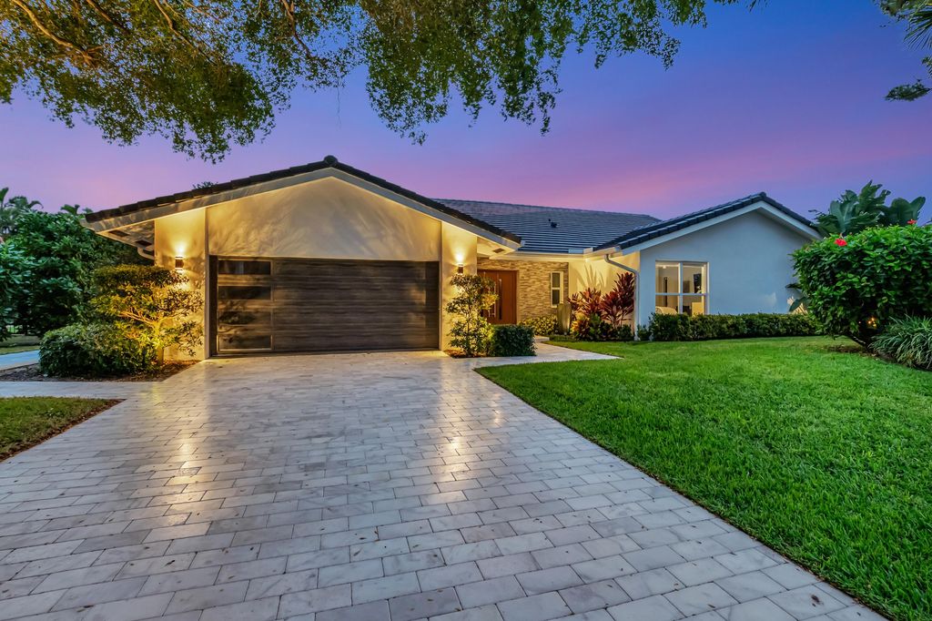 Photo of 4911 Pineview Circle, Delray Beach, FL 33445 (MLS # R11153978)