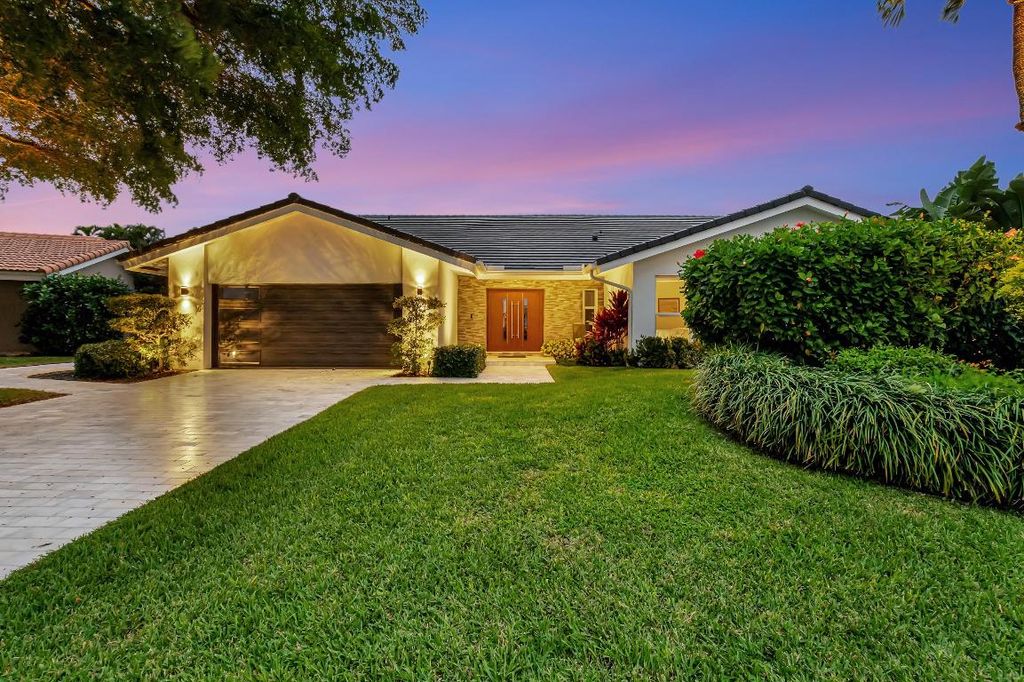 Photo of 4911 Pineview Circle, Delray Beach, FL 33445 (MLS # R11153978)