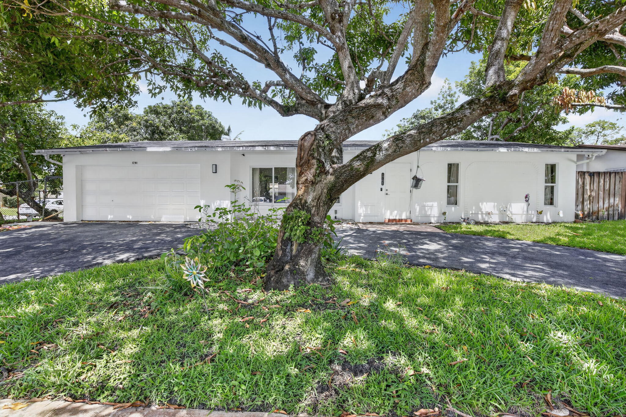 PEMBROKE LAKES SEC 1 - Residential