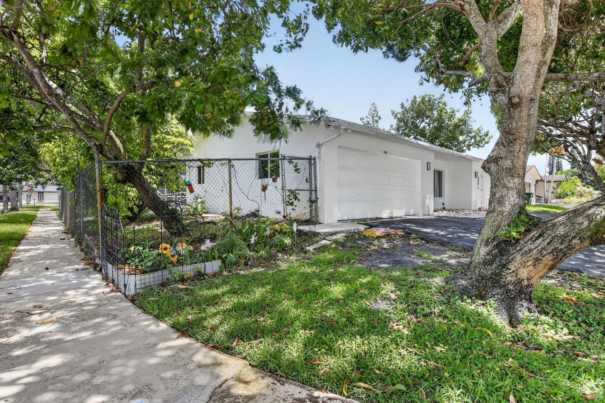 PEMBROKE LAKES SEC 1 - Residential