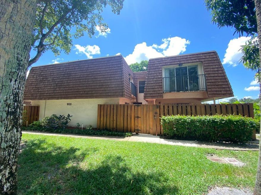 Great townhouse in Patio Homes of Pine Island Ridge. 3 bedrooms and 2 1/2 bathrooms. Property is all carpeted and features laundry room, all bedrooms upstairs, great courtyard at the entrance for outside leaving. Very well located near shops, restaurants, and highways.