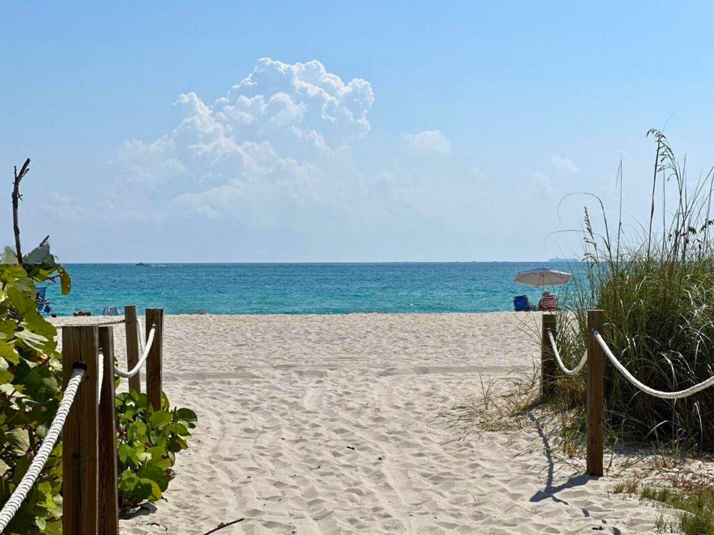 THE CARRIAGE HOUSE CONDO - Residential