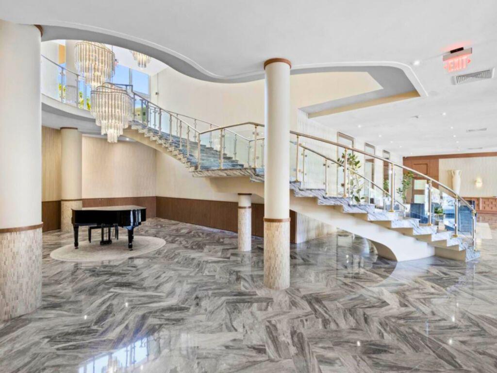 THE CARRIAGE HOUSE CONDO - Residential