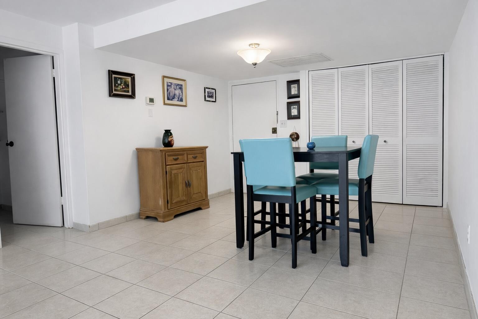 THE CARRIAGE HOUSE CONDO - Residential